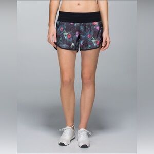 Lululemon Tracker Short II Size 4/6Curious Jungle Multi / Black
